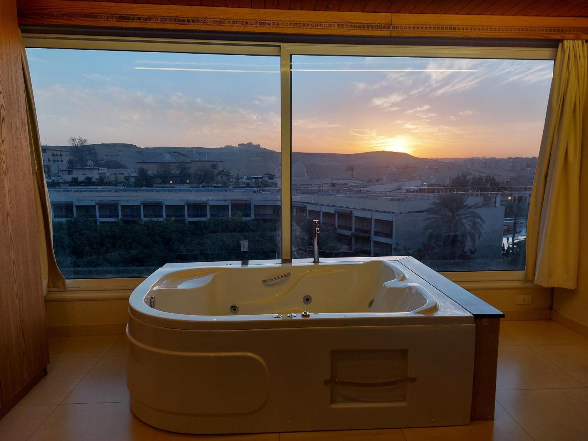Doudou Pyramids View Hotel Kafrat al Jabal Exterior photo