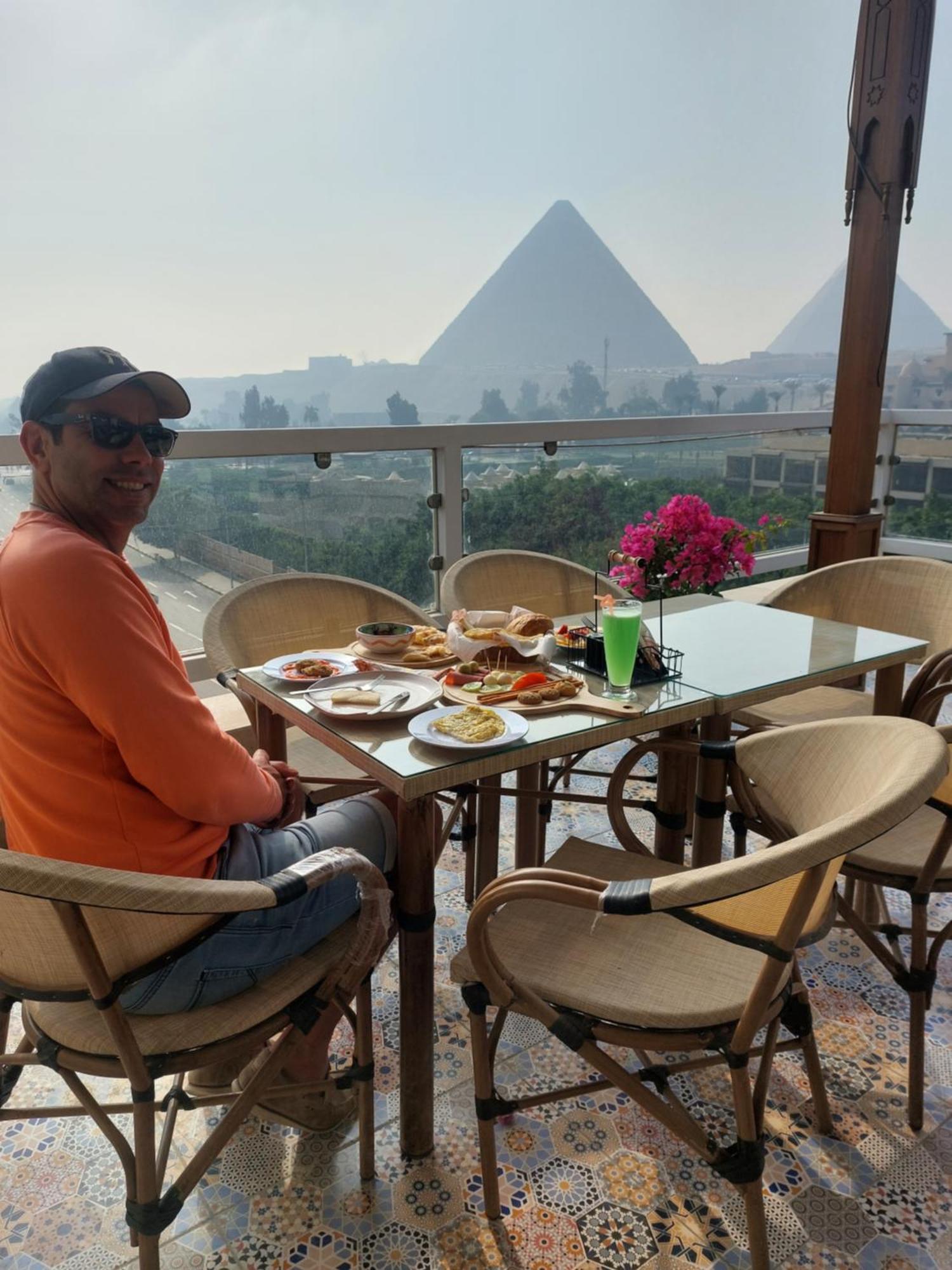 Doudou Pyramids View Hotel Kafrat al Jabal Exterior photo