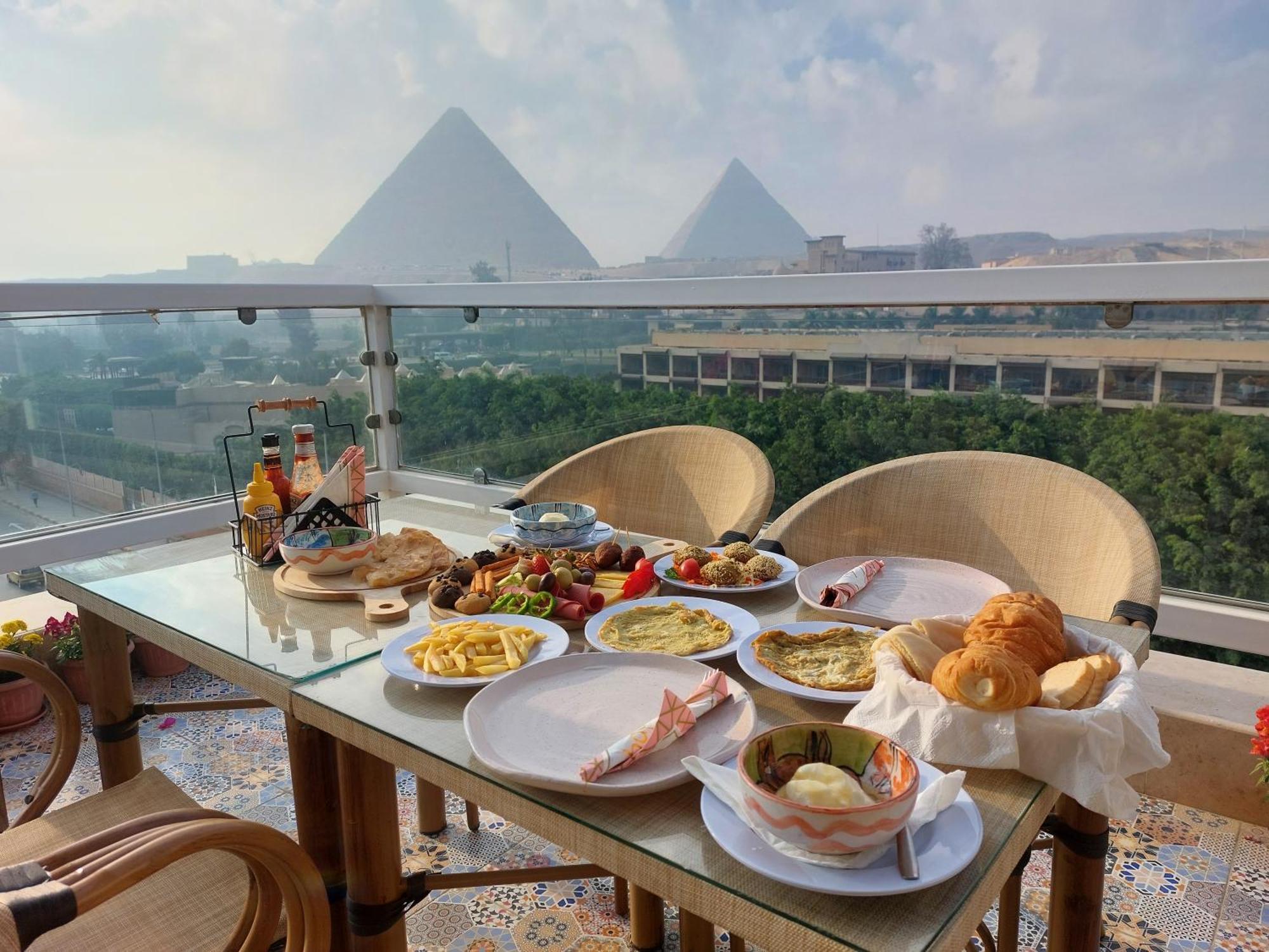 Doudou Pyramids View Hotel Kafrat al Jabal Exterior photo