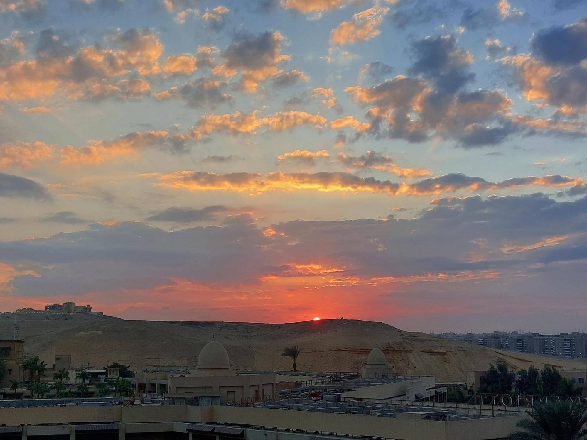 Doudou Pyramids View Hotel Kafrat al Jabal Exterior photo