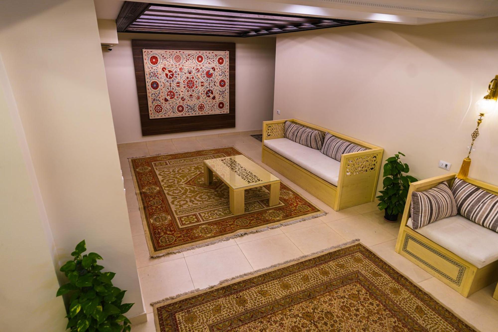 Doudou Pyramids View Hotel Kafrat al Jabal Exterior photo