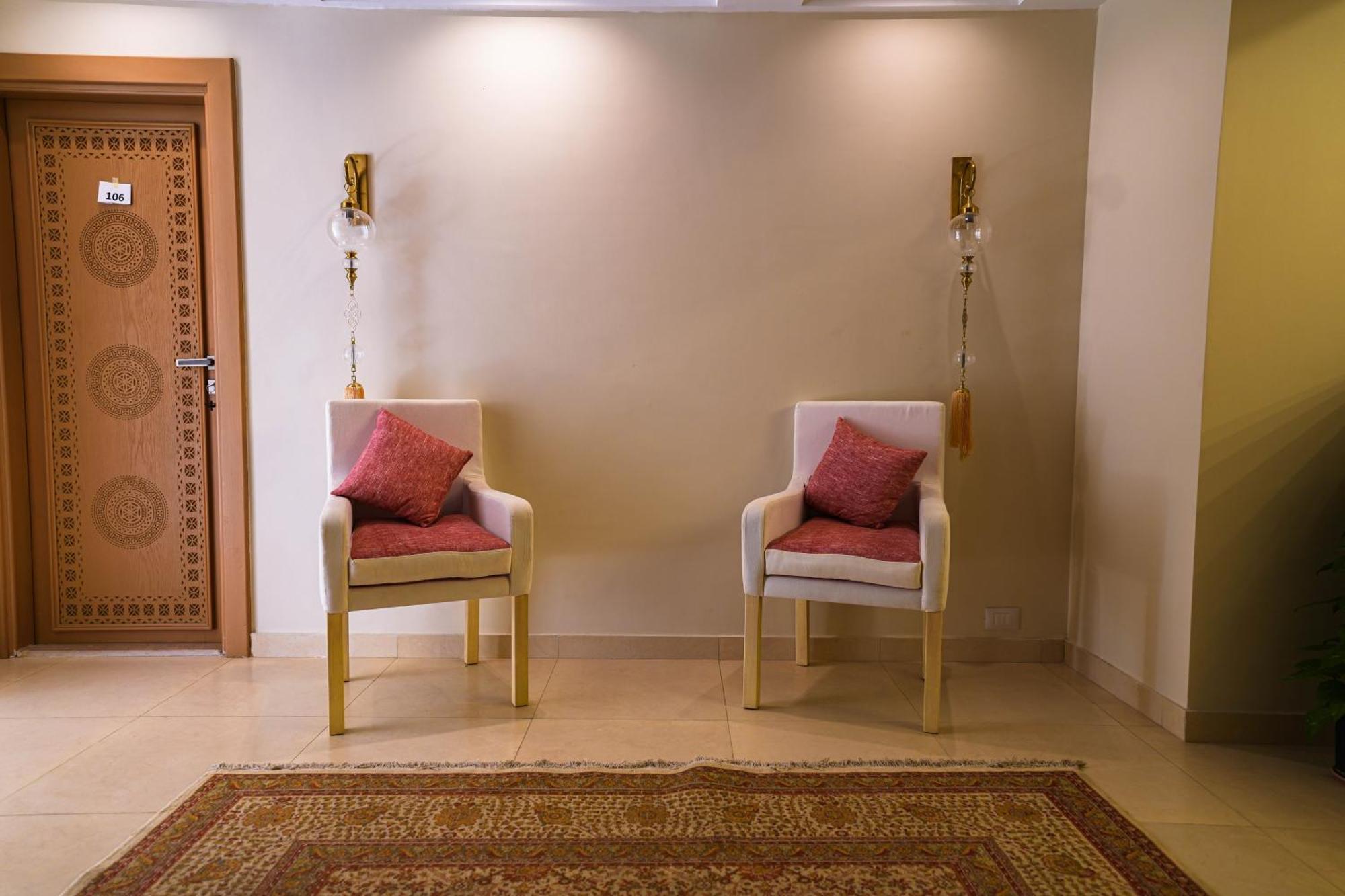 Doudou Pyramids View Hotel Kafrat al Jabal Exterior photo
