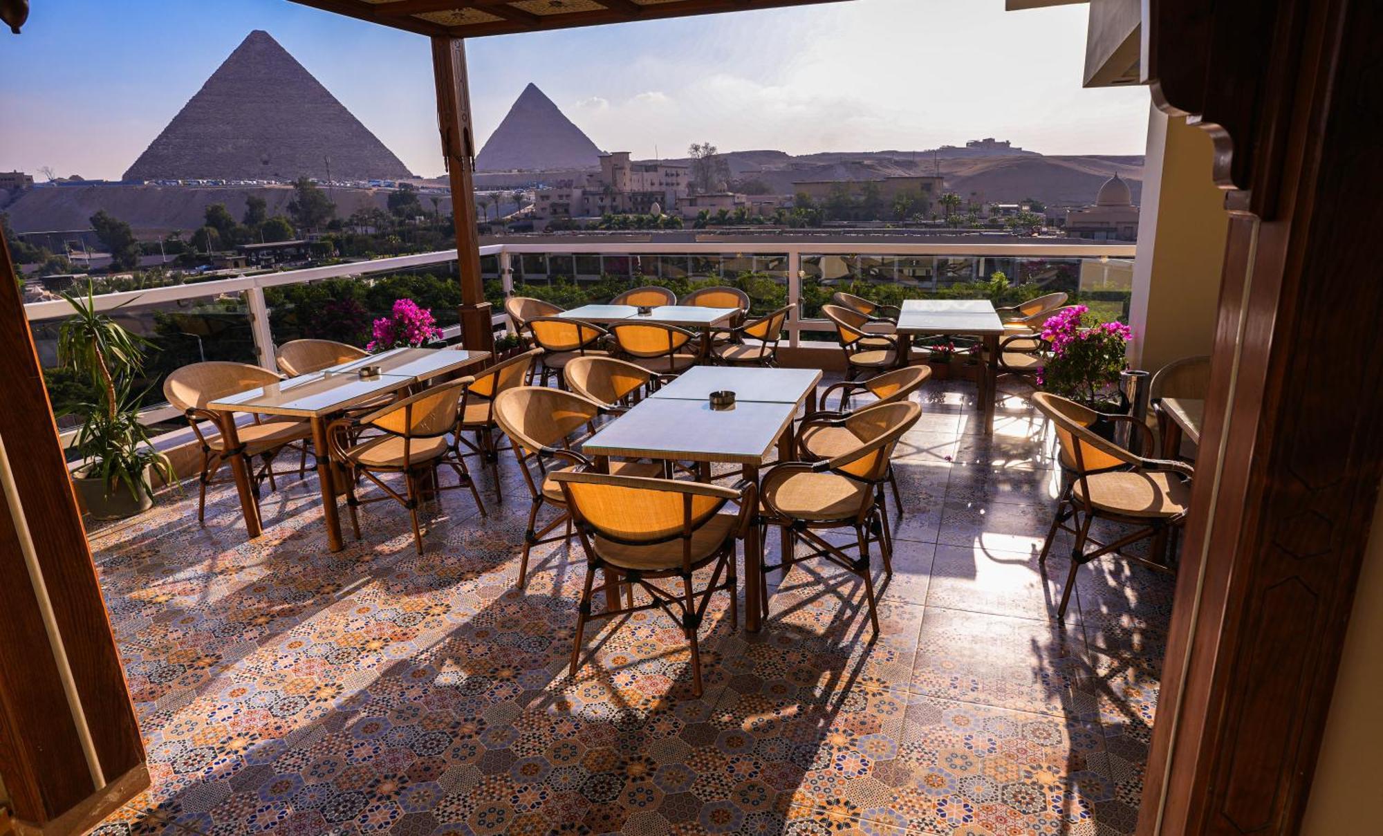 Doudou Pyramids View Hotel Kafrat al Jabal Exterior photo