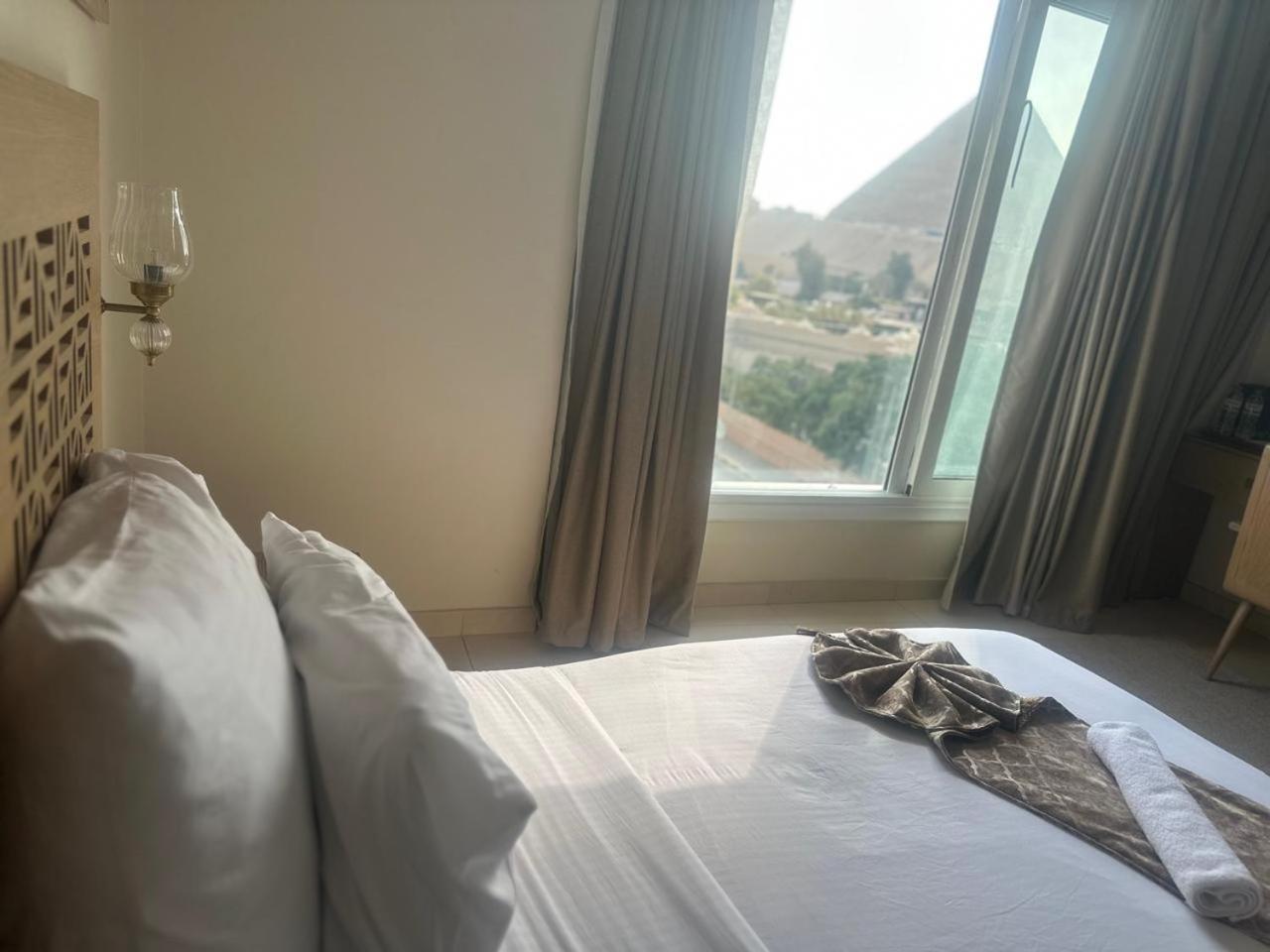 Doudou Pyramids View Hotel Kafrat al Jabal Exterior photo