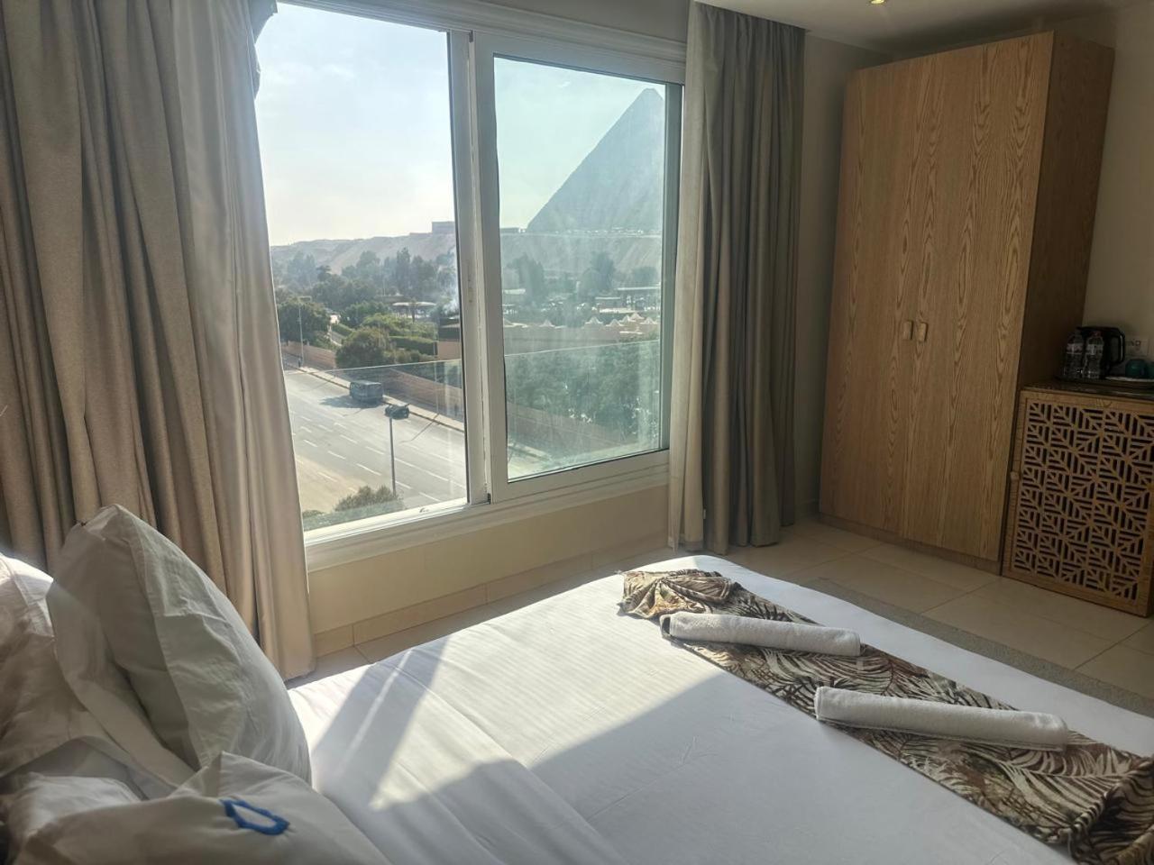 Doudou Pyramids View Hotel Kafrat al Jabal Exterior photo