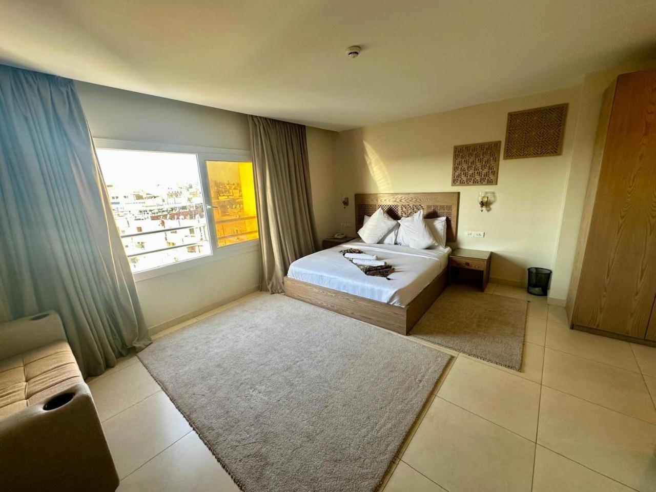 Doudou Pyramids View Hotel Kafrat al Jabal Exterior photo
